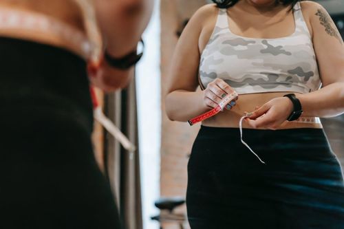  Một trong những dấu hiệu sớm của kháng insulin là mỡ tích tụ nhiều ở vùng bụng. Ảnh: Magnific. 