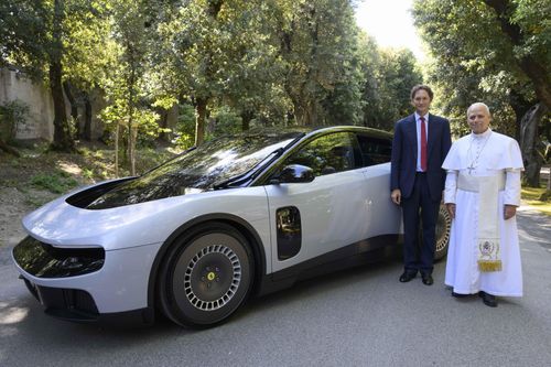  Việc gắn liền mẫu EV này với Giáo hoàng Leo XIV hay Tổng thống Italy Sergio Mattarella không thể "tẩy trắng" được các ý kiến trái chiều. Mới đây, Giám đốc Marketing Enrico Galliera đã rời vị trí này sau 16 năm cống hiến cho Ferrari. 