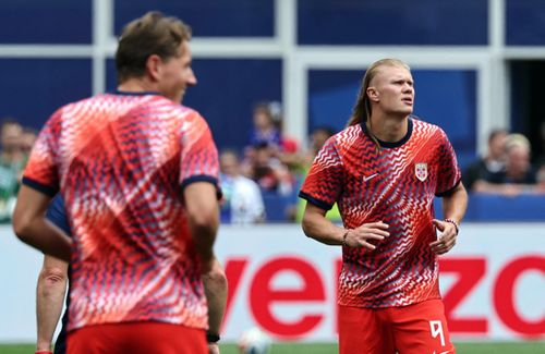  Haaland đã ghi 4 bàn sau hai trận đầu, nhưng không đá chính trước Pháp. 