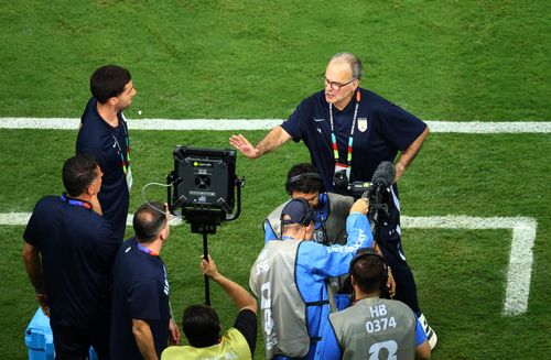  Trước trận, truyền thông đưa tin HLV Bielsa có mâu thuẫn về cách vận hành chiến thuật với nhóm cầu thủ chủ chốt của Uruguay. Nhóm cầu thủ muốn chơi phòng ngự phản công, trong khi HLV Bielsa kỳ vọng cả đội chơi đôi công với Tây Ban Nha. 