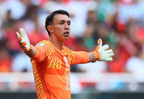  Fernando Muslera, chốt chặn 40 tuổi của Uruguay, cũng có giải đấu tồi tệ. Theo Sofascore, Muslera là thủ môn duy nhất mắc hơn 5 sai lầm trực tiếp dẫn đến bàn thua trong lịch sử World Cup. 