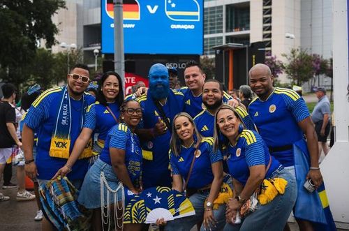 Payo và nhóm cổ động viên Curacao tập trung bên ngoài sân trước trận gặp Đức tại World Cup 2026 - kỳ World Cup đầu tiên trong lịch sử của quốc đảo nhỏ chỉ có khoảng 160.000 dân. Dù thua 1-7, Curacao vẫn ghi được bàn thắng đầu tiên tại World Cup ngay trước một đội bóng lớn như Đức. Với Payo, đó vẫn là một khoảnh khắc lịch sử đáng tự hào.