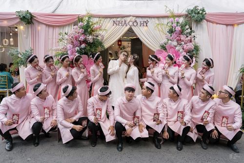  Bài đăng nhanh chóng nhận được nhiều lời chúc mừng từ đồng nghiệp và người hâm mộ. Các nghệ sĩ như Emily, Tez và Thiều Bảo Trâm... đều để lại bình luận chúc phúc cho cặp đôi. 