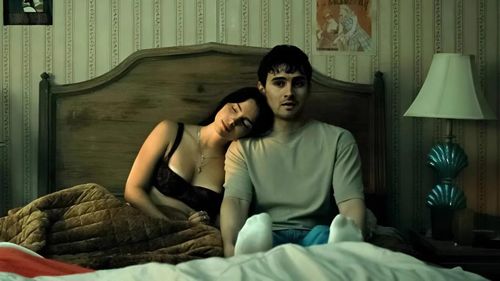 Obsession theo chân Bear (Michael Johnston), một cậu trai tốt bụng, rụt rè, luôn cố gắng che giấu tình cảm mãnh liệt dành cho Nikki (Inde Navarrette). Nhờ một món đồ có khả năng thực hiện điều ước, Bear mong Nikki yêu mình hơn bất kỳ ai. Thế nhưng, khát khao tưởng chừng lãng mạn ấy nhanh chóng biến thành cơn ác mộng, khi Nikki dần trở nên cuồng nhiệt, bất thường và mất kiểm soát. Ảnh: Focus Features.