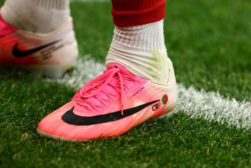  Cận cảnh đôi giày của Cristiano Ronaldo sau chiến thắng 5-0 của Bồ Đào Nha trước Uzbekistan ở lượt trận thứ hai bảng K World Cup 2026, diễn ra trên sân Houston (Mỹ) ngày 23/6. Ảnh: Phil Noble/Reuters.
