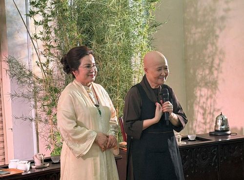 Nghệ nhân ẩm thực Nguyễn Dzoãn Cẩm Vân (bên phải) và Trà sư Ngô Thị Thanh Tâm - Giám đốc Trung tâm Nghiên cứu và phát triển trà Đông Nam Áchia sẻ về chương trình; Ảnh: Hoài Phương