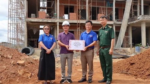 Chi đoàn Ban Quản lý các dự án đầu tư xây dựng tỉnh Gia Lai trao quà động viên các đơn vị thi công