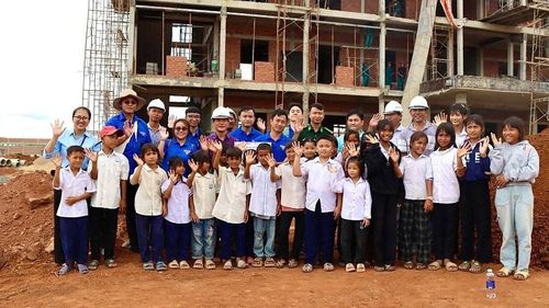 Giữa vùng biên còn nhiều gian khó, ngôi trường nội trú mới đang dần thành hình như một biểu tượng của sự quan tâm, sẻ chia và niềm tin dành cho thế hệ tương lai