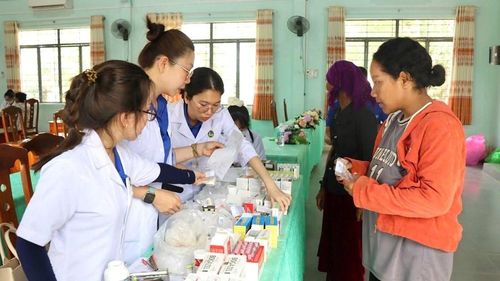 Đội ngũ y, bác sĩ tổ chức khám bệnh, tư vấn chăm sóc sức khỏe, cấp phát thuốc miễn phí cho học sinh và người dân địa phương