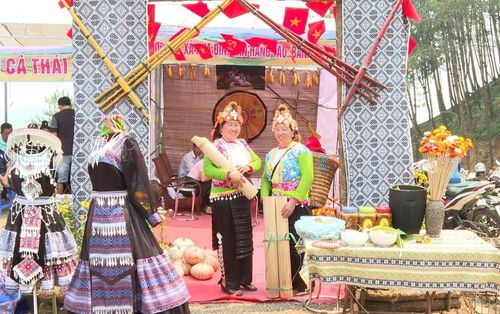 Không gian chợ mang đậm bản sắc văn hóa dân tộc Mông