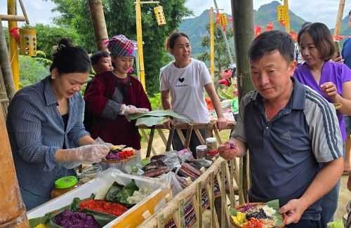 Người dân, du khách đặc biệt thích thú với ẩm thực mang đậm bản sắc
