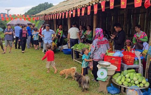 Không gian chợ được thiết kế đậm nét đặc trưng văn hóa vùng cao
