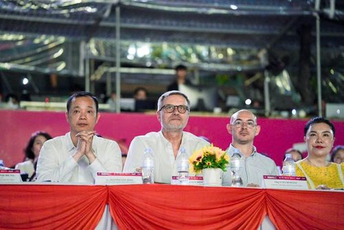 Ông Olivier Brochet, Đại sứ Đặc mệnh toàn quyền Cộng hòa Pháp tại Việt Nam (thứ 2 từ trái sang) tham dự đêm thi thứ 5 DIFF 2026