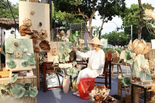 Người thợ thủ công giữa không gian trưng bày các sản phẩm hoa Sen thủ công làm từ sợi Chuối. Ảnh: Tiến Long/TTXVN phát