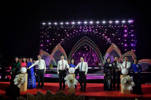 Các đại biểu thực hiện nghi thức khai mạc Lễ hội Sen Hà Nội, mở đầu chuỗi hoạt động quảng bá, tôn vinh vẻ đẹp sen và các giá trị văn hóa gắn với sen trong đời sống người Hà Nội. Ảnh: Phạm Tuấn Anh - TTXVN