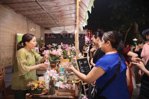 Lễ hội Sen Hà Nội năm 2026 diễn ra từ ngày 26 - 28/6/2026, giới thiệu, quảng bá những sản phẩm văn hóa, du lịch, làng nghề truyền thống, ẩm thực và sản phẩm sáng tạo từ sen, góp phần thúc đẩy phát triển kinh tế, du lịch của Thủ đô. Ảnh: Phạm Tuấn Anh - TTXVN