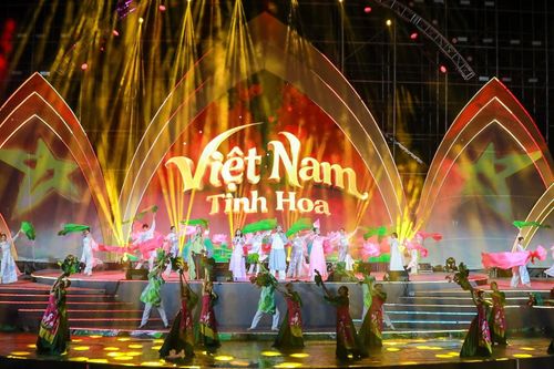 Tiết mục nghệ thuật kết hợp âm thanh, ánh sáng và trình diễn mapping. Ảnh: Khánh Hòa - TTXVN