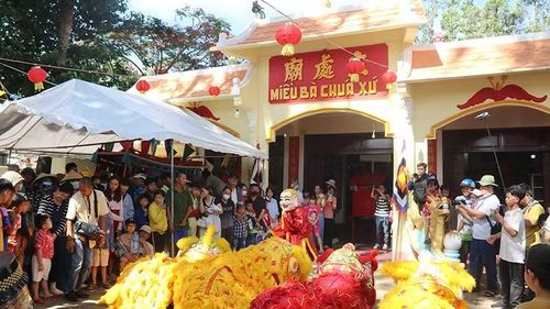 Người dân, du khách xem múa lân tại miếu Bà Chúa Xứ, xã Mỹ Long, tỉnh Vĩnh Long.