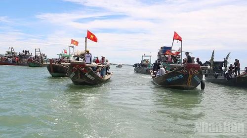 Ngư dân các xã, phường ven biển tỉnh Vĩnh Long tống tàu ra cửa biển Cung Hầu.