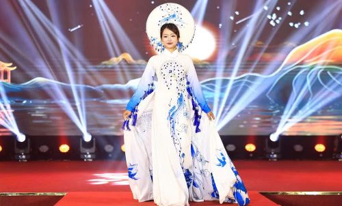 Thí sinh Trường đại học Công nghệ Đồng Nai trình diễn trang phục áo dài trong đêm chung kết.