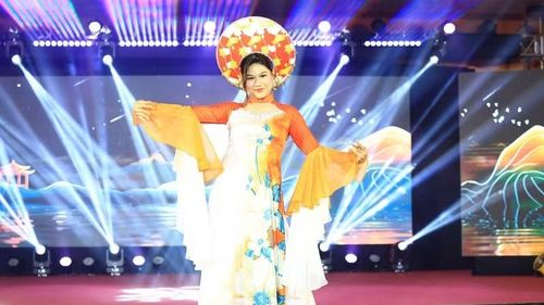 Thí sinh trình diễn trang phục áo dài trong đêm chung kết.