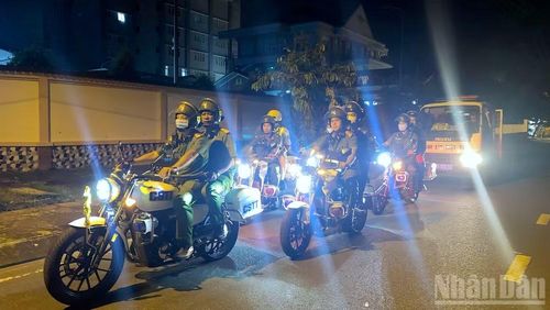 Lực lượng chuyên trách Công an Cà Mau tuần tra, trấn áp tội phạm vào ban đêm.