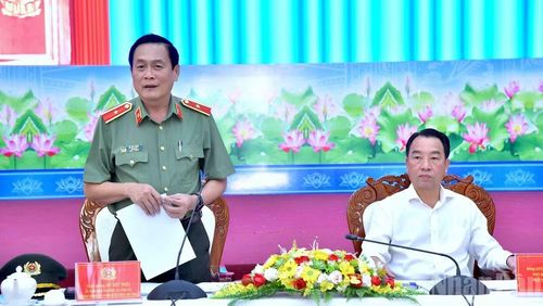 Thiếu tướng Hồ Việt Triều, Bí thư Đảng ủy, Giám đốc Công an tỉnh Cà Mau (bìa trái) tiếp thu ý kiến chỉ đạo.