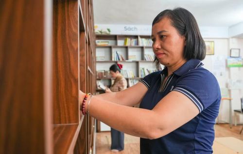 Chị Khuất Thị Mai Hương, người sáng lập thư viện Tích Lộc, cẩn thận sắp xếp lại từng giá sách. Bắt đầu từ vài trăm cuốn, đến nay thư viện này đã sở hữu xấp xỉ 3.000 đầu sách, chủ yếu đến từ nguồn xã hội hóa.