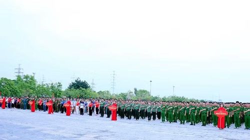 Các đồng chí lãnh đạo, cán bộ, các tầng lớp nhân dân tại điểm cầu Ninh Bình thực hiện nghi thức tưởng niệm các cán bộ, chiến sĩ và nhân dân đã hy sinh trong công tác đấu tranh phòng, chống ma túy.