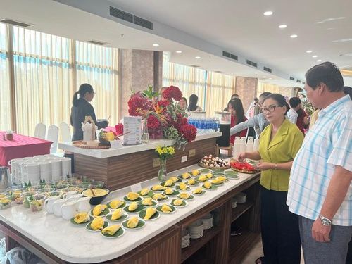 Khách thưởng thức sầu riêng tươi