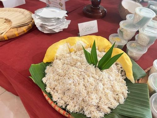 Một số món ăn chế biến từ sầu riêng như: chè bí đỏ sầu riêng, cốm dẹp sầu riêng