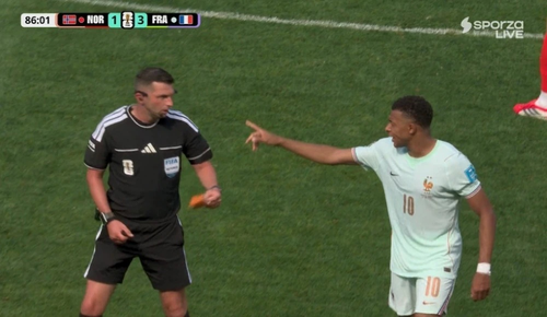 Hình ảnh Mbappe nhờ trọng tài chuyển tấm băng đội trưởng cho đồng đội gây sốt.