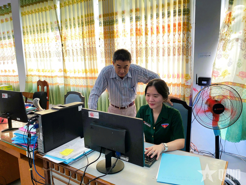  Trí thức trẻ tình nguyện Nguyễn Huỳnh Khả Hân tổng hợp, nhập dữ liệu vào ứng dụng VDAPES tại Phòng Kinh tế, UBND xã Tân Hồng.