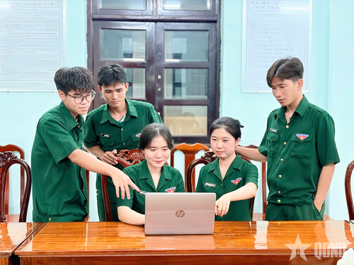  Trí thức trẻ tình nguyện Đoàn Kinh tế - Quốc phòng 959 chia sẻ kinh nghiệm sau giờ làm việc. 