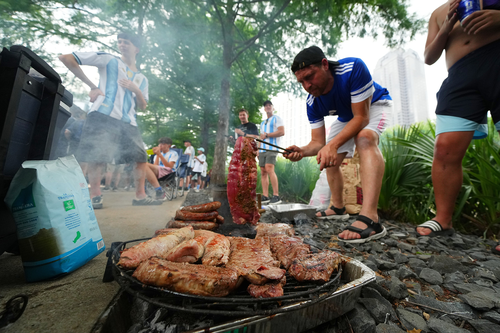 Cổ động viên đội tuyển Argentina tụ tập nướng thịt ngoài trời trước trận đấu vòng bảng giữa Argentina và Áo tại Dallas. Ảnh: AP 