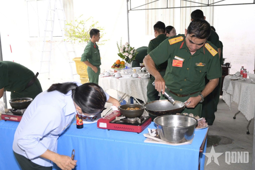 Những người lính vốn quen với thao trường, bãi tập nay cũng khéo léo chế biến các món ăn. 