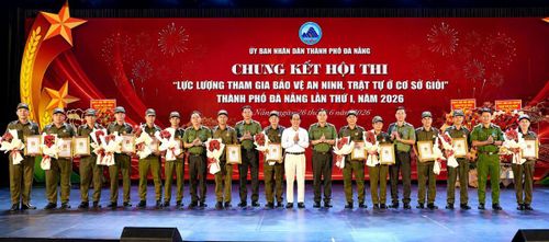 Các đội thi chụp ảnh lưu niệm cùng lãnh đạo Công an TP Đà Nẵng và Ban Tổ chức.