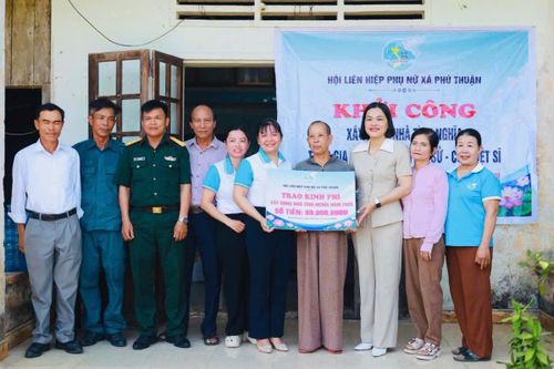 Hội Liên hiệp Phụ nữ xã Phú Thuận khởi công xây dựng nhà tình nghĩa cho bà Phan Thị Sử.