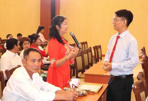  Các gia đình và chuyên gia trao đổi chuyên đề “Gia đình hạnh phúc trong thời đại mới” 