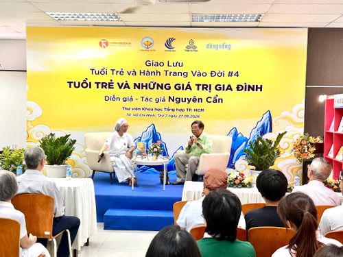  Tác giả Nguyên Cẩn (phải) chia sẻ tại chương trình giao lưu "Tuổi trẻ và những giá trị gia đình". Ảnh: QUỲNH YÊN 