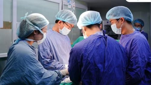 Ê-kíp phẫu thuật cho bệnh nhân - Ảnh BVCC