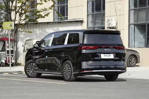 Lưới tản nhiệt của xe vẫn sử dụng cùng hình dáng và bố cục, nhưng các chi tiết mạ crôm có thiết kế khác biệt. Ở phía sau, xe tiếp tục sở hữu cụm đèn hậu với đồ họa "nút thắt Trung Hoa" bên trong, dải phản quang màu đỏ và thanh trang trí mạ crôm trên cản sau. Bên cạnh đó là bộ mâm hợp kim 18 inch, đi kèm lốp có thông số 235/60R18.