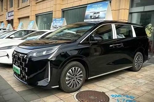 Mẫu MPV thương mại mới xuất hiện như một lựa chọn thay thế cho người anh em BYD M9 DM-i vốn đang bị sụt giảm doanh số ở thị trường Trung Quốc. Mẫu BYD M9 cao cấp dành cho khách hàng cá nhân được bán tại Trung Quốc dưới tên gọi Xia. Xe ghi nhận doanh số 732 xe trong tháng 1/2026, giảm xuống còn 625 xe trong tháng 2. Doanh số tăng lên 897 xe trong tháng 3 trước khi giảm còn 648 xe trong tháng 5, theo dữ liệu từ China EV DataTracker.