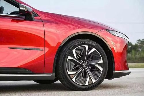 Tuy dùng nền tảng khung gầm của Changan, diện mạo của Mazda 6e vẫn mang đậm dấu ấn thiết kế Kodo quen thuộc. Mẫu xe này sử dụng mặt ca-lăng Flying Signature dạng đóng kín, tích hợp khả năng báo trạng thái sạc.