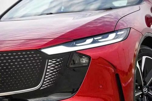 Trong danh mục sản phẩm, Mazda 6e được xem là cái tên thay thế cho Mazda6 ở phân khúc sedan hạng D. Xe có kích thước tổng thể dài x rộng x cao tương ứng là 4.921 x 1.890 x 1.491 mm, trục cơ sở dài 2.895 mm.