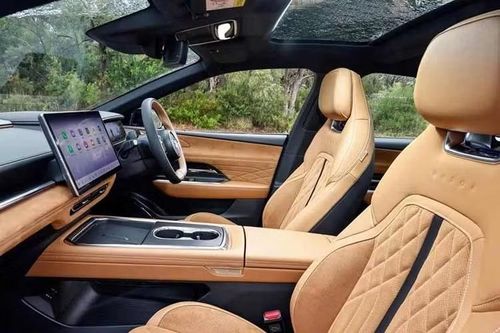 Người mua Mazda 6e tại Thái Lan có thể lựa chọn giữa hai phong cách nội thất khác nhau. Premium Black dùng tông đen chủ đạo với ghế bọc da, mang đến cảm giác hiện đại và thể thao hơn. Ngược lại, Exclusive Nappa Suede hướng đến sự cao cấp với chất liệu da Nappa kết hợp da lộn màu be.