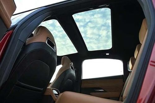 Về trang bị, Mazda 6e sở hữu màn hình trung tâm 14,6 inch đặt nổi trên táp-lô, bảng đồng hồ kỹ thuật số 10,2 inch, màn hình AR-HUD 50 inch, hệ thống âm thanh Sony 14 loa, đèn viền nội thất 64 màu, gương chiếu hậu chống chói tự động, sạc không dây và cửa sổ trời toàn cảnh.