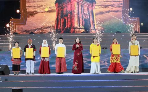 Phó Chủ tịch nước Võ Thị Ánh Xuân tặng quà lưu niệm cho đại diện đồng bào Chăm tham gia ngày hội - Ảnh: Pv.