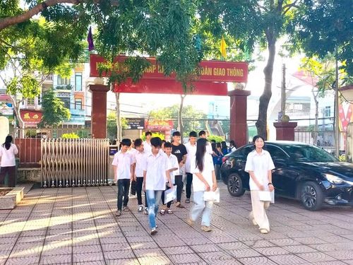 Các thí sinh thi tuyển sinh lớp 10 THPT tại trường THPT Chiềng Sinh.