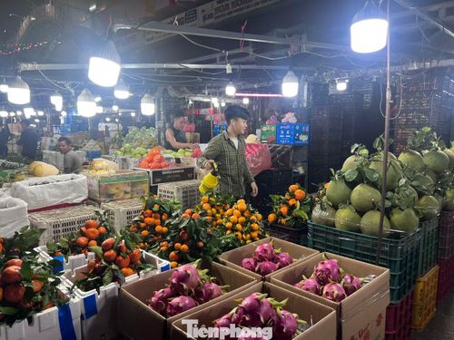 Trái cây tại chợ đầu mối phong phú, giá cũng thấp hơn nhiều so với những năm trước